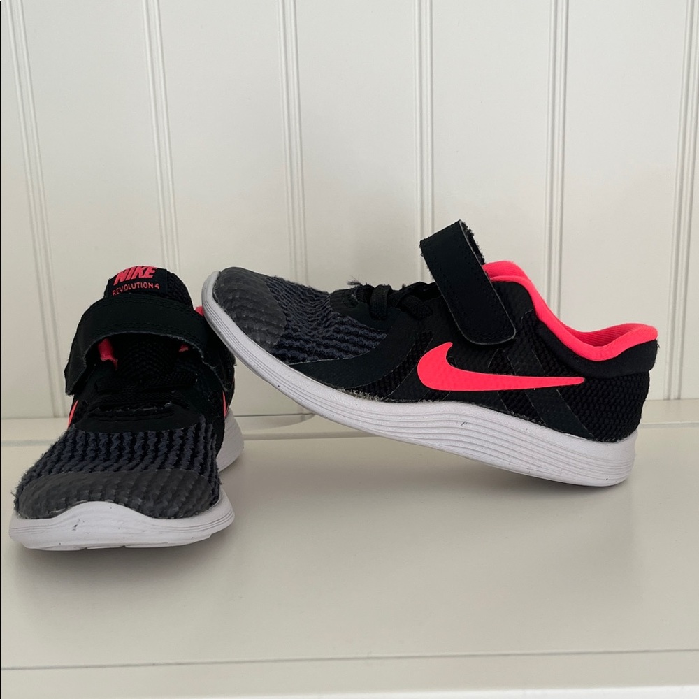 NIKE Revolution 4